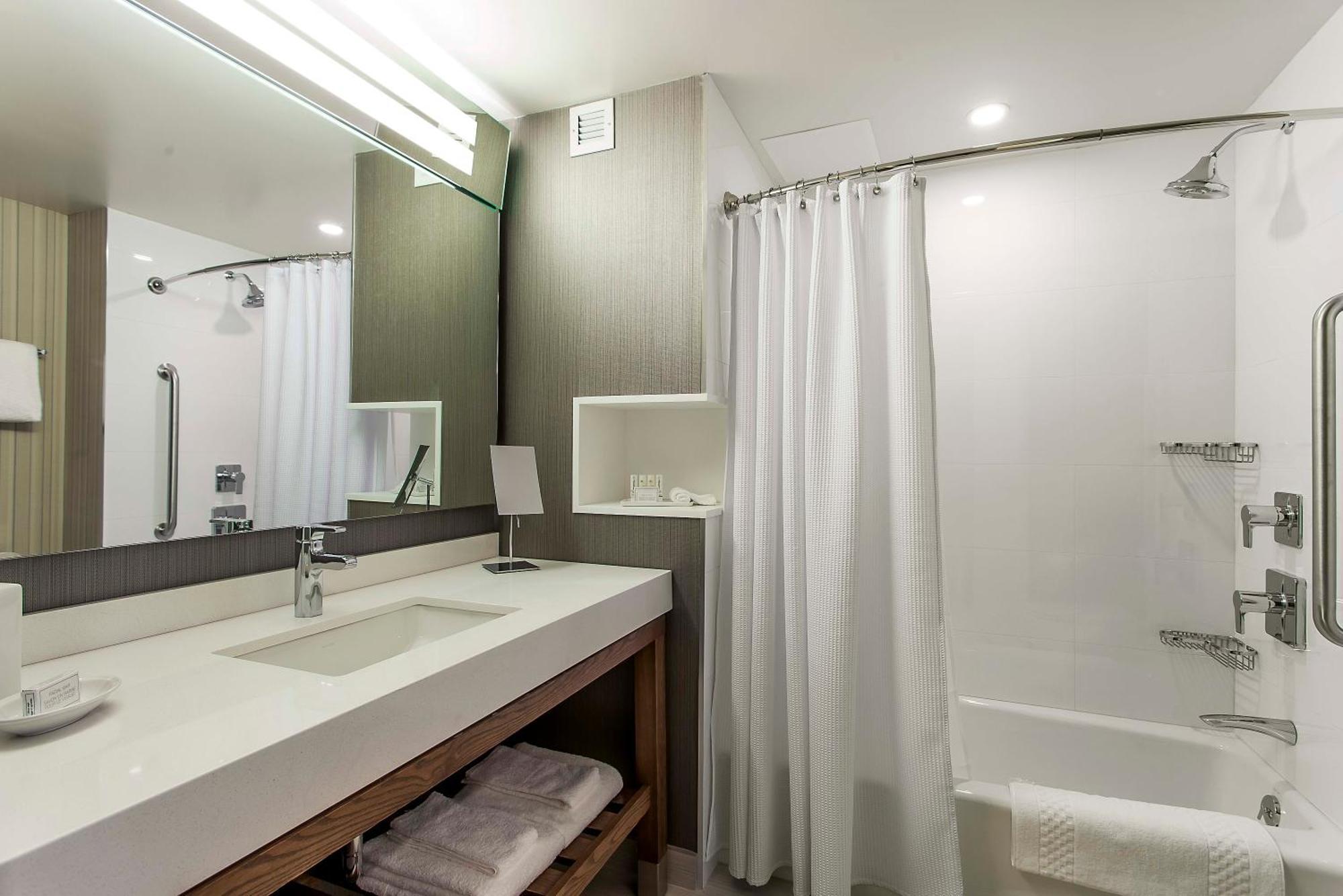 Hotel Courtyard By Marriott Montreal West Island/Baie D'Urfe Zewnętrze zdjęcie